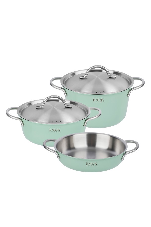 [BRK] 노르딕 통5중 미니맥스 그린 3종은 북유럽 감성의 세련된 디자인이 돋보이는 주방용품 세트입니다. 전골냄비, 냄비, 후라이팬으로 구성되어 있으며, 풀인덕션 호환이 가능하여 다양한 조리 환경에서 사용할 수 있습니다. 통 5중 구조에 316 스테인리스 스틸을 사용하여 내구성이 뛰어나며, 무광 마감으로 고급스러운 느낌을 더했습니다. 저수분 조리 기능과 테이블웨어 활용이 가능하여 실용성을 높였으며, 손잡이와 뚜껑이 포함되어 편리하게 사용할 수 있습니다. 그린과 파스텔 컬러로 주방에 산뜻함을 더해보세요.
