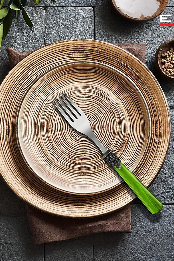 [EME] 나폴레옹 테이블 포크 1p는 식사용으로 사용되는 스테인리스 소재의 테이블 포크입니다. 나폴레옹 디자인이 특징이며, 1인용으로 제작되었습니다. 색상은 블루 컬러로 제공됩니다. 식기류 카테고리에 속하는 제품으로, 테이블웨어를 완성하는 데 도움을 줍니다. 개별 구매가 가능하여 필요한 수량만큼 선택할 수 있습니다.
