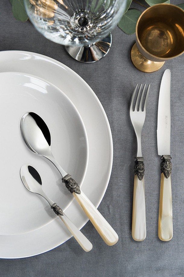 [EME] 나폴레옹 테이블 나이프 1p는 식사용으로 사용되는 테이블 나이프입니다. 스테인리스스틸 소재로 제작되었으며, 무지 패턴 디자인입니다. 나폴레옹 시리즈의 제품으로, 1인용으로 사용하기 적합하며, 블루 색상을 선택할 수 있습니다. 식기세척기 사용이 가능하여 편리하게 관리할 수 있습니다.
