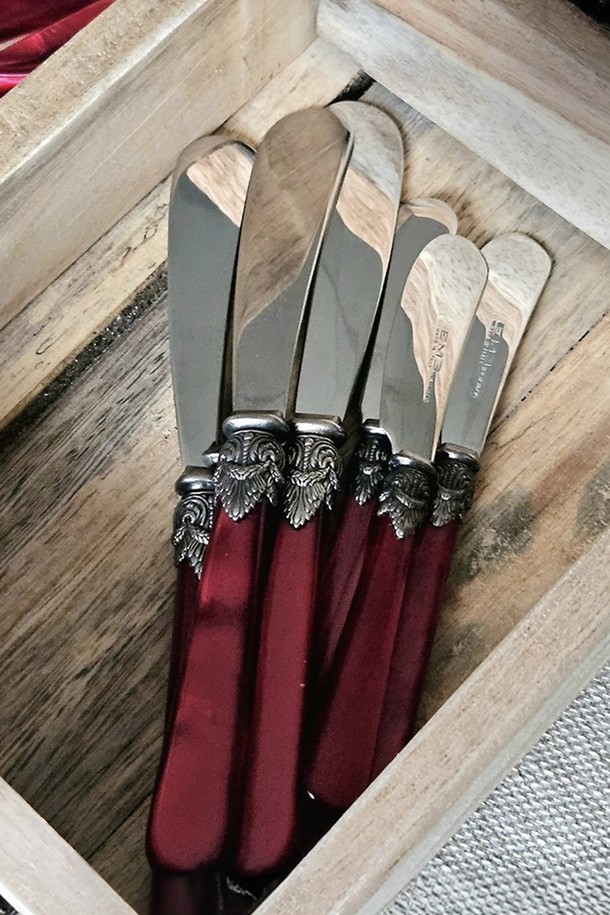 [EME] 나폴레옹 버터 나이프 (펄아이보리) 1p는 식사에 사용되는 버터 나이프입니다. 펄아이보리 색상의 에폭시 소재로 제작되었으며, 무지 디자인으로 깔끔함을 더했습니다. '나폴레옹' 시리즈로, 고급스러운 분위기를 연출합니다.
