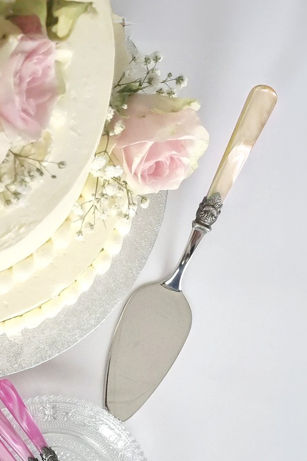 [EME] 나폴레옹 케이크 서빙 스푼 (펄 아이보리) 1p는 스테인리스 스틸 소재로 제작된 주방용품입니다. 펄 아이보리 컬러의 디자인과 펄 코팅 장식이 특징이며, 케이크 서빙 용도로 사용됩니다. 1인용으로 적합하며, 식기세척기 사용이 가능하여 편리하게 관리할 수 있습니다. 나폴레옹 케이크를 우아하게 즐길 수 있도록 돕는 서빙 스푼입니다.
