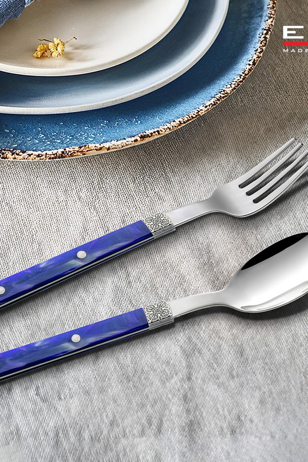 [EME] 보헴 디저트 포크 1p는 심플하고 모던한 디자인의 디저트 포크입니다. 스테인리스 스틸과 나무 소재로 제작되었으며, 실버와 브라운 두 가지 색상 중 선택할 수 있습니다. 식사용으로 적합하며, 1인용 크기입니다. 보헴 시리즈의 특징인 나무 손잡이가 편안한 그립감을 제공합니다.
