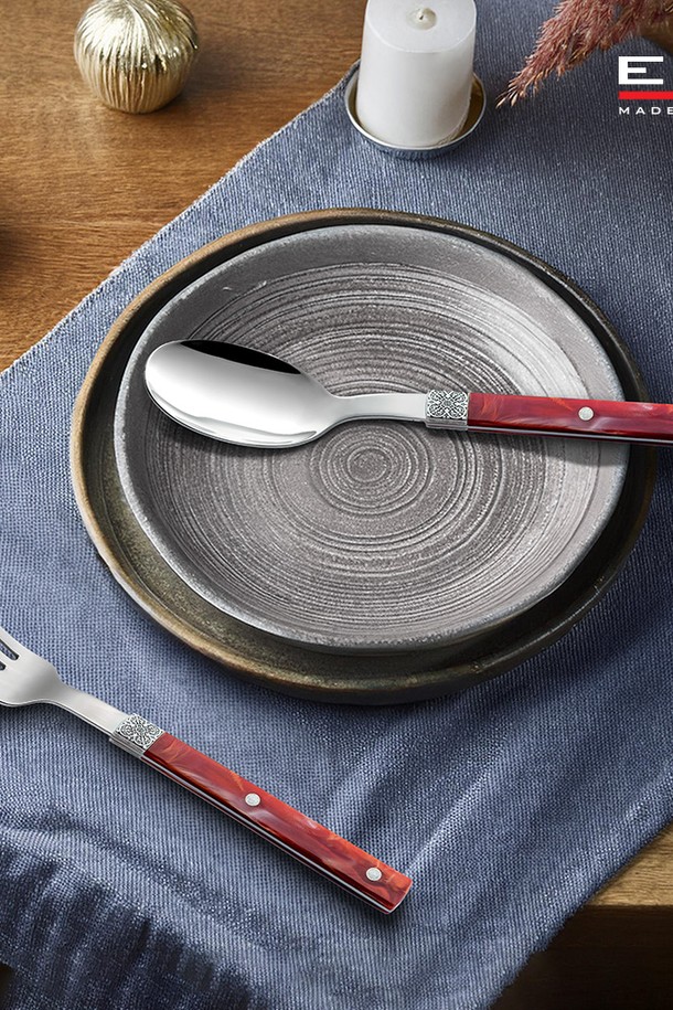 [EME] 보헴 테이블 스푼 1p는 식사에 사용되는 1인용 테이블 스푼입니다. 스테인리스 소재로 제작되어 내구성이 뛰어나며, 보헴 시리즈 특유의 세련된 디자인을 자랑합니다. 색상은 선택 가능하며, 테이블웨어 또는 식기로 활용하기 좋습니다. 깔끔하고 모던한 스타일로 식탁 분위기를 더욱 돋보이게 해줍니다.
