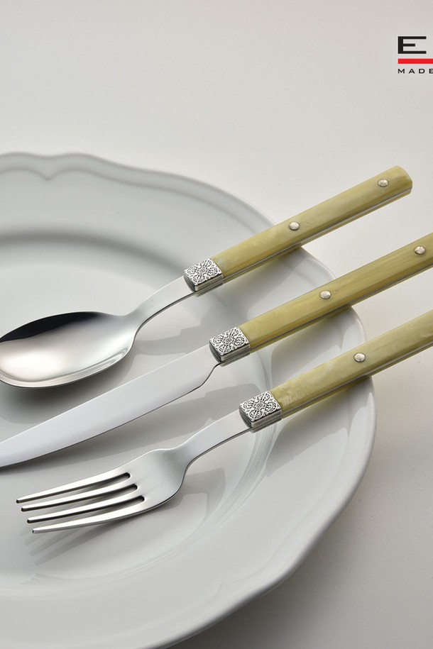 [EME] 보헴 테이블 포크 1p는 클래식한 디자인과 보헴 패턴이 돋보이는 1인용 테이블 포크입니다. 식사용으로 적합하며, 스테인리스 스틸 소재로 제작되어 내구성이 뛰어납니다. 주방용품으로 활용 가능하며, 레드 색상으로 포인트를 줄 수 있습니다.

