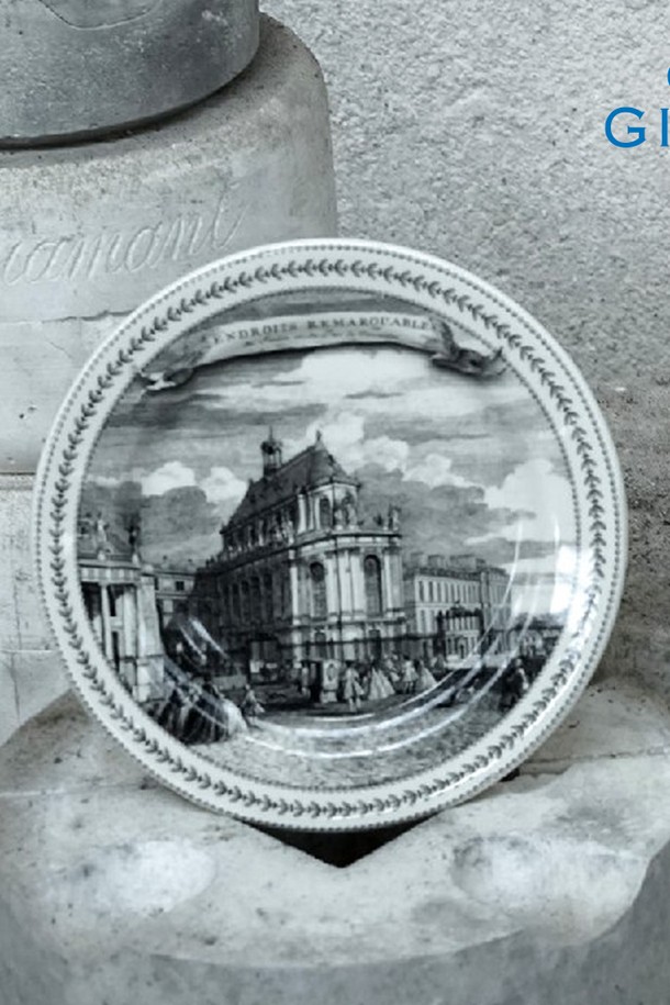 프랑스 지앙 브랜드의 [지앙] 베르사유 쿠키 접시 4p 세트입니다. 도자기 소재에 화이트, 블랙 컬러로 이루어져 있으며, 베르사유 궁전을 모티브로 한 풍경화와 건축물 패턴/무늬가 특징입니다. 클래식하고 앤틱한 스타일의 식기로, 쿠키 등을 담는 용도로 사용하기 좋습니다.
