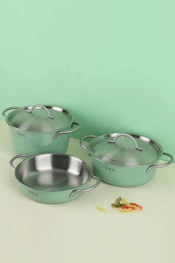 [BRK] 노르딕 통5중 미니맥스 그린 3종은 주방의 품격을 높이는 스테인리스 스틸 소재의 냄비 세트입니다. 열전도율이 뛰어난 통5중 구조로 제작되어 음식의 맛을 더욱 깊게 살려줍니다. 18cm 전골냄비, 18cm L형 냄비, 18cm H형 냄비로 구성되어 다양한 요리에 활용할 수 있습니다. 양손잡이 디자인으로 안전하고 편리하며, 유리 뚜껑을 포함하여 조리 과정을 확인할 수 있습니다. 인덕션 사용이 가능하며, 세련된 그린 컬러가 주방을 더욱 돋보이게 합니다.
