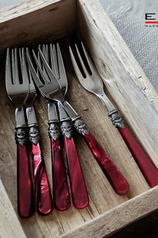 [EME] 나폴레옹 테이블 포크 1p는 우아한 테이블 세팅을 완성하는 데 도움을 주는 테이블 포크입니다. 신고전주의 스타일 디자인에 월계수잎 화환 모티브를 더해 클래식하면서도 고급스러운 분위기를 연출합니다. 209mm의 실용적인 사이즈로 제작되었으며, 부식 방지 및 마모 방지 기능으로 오랫동안 사용할 수 있습니다. 펄아이보리, 펄그레이, 펄보르도, 펄그린, 펄블루의 은은한 펄감이 돋보이는 5가지 색상 중 선택할 수 있으며, 부드러운 그립감과 수작업 마감으로 섬세함을 더했습니다. 스테인리스스틸, 아크릴, 아연합금 등 고급 소재로 제작되어 그 가치를 더합니다.
