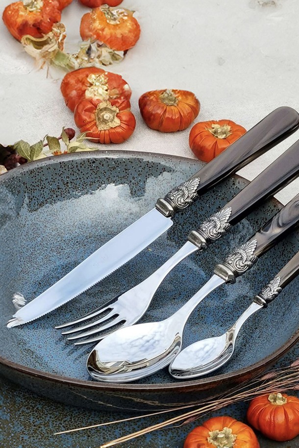 [EME] 나폴레옹 테이블 나이프 1p는 식사용으로 사용되는 테이블 나이프입니다. 스테인리스스틸 소재로 제작되었으며, 무지 패턴 디자인입니다. 나폴레옹 시리즈의 제품으로, 1인용으로 사용하기 적합하며, 블루 색상을 선택할 수 있습니다. 식기세척기 사용이 가능하여 편리하게 관리할 수 있습니다.
