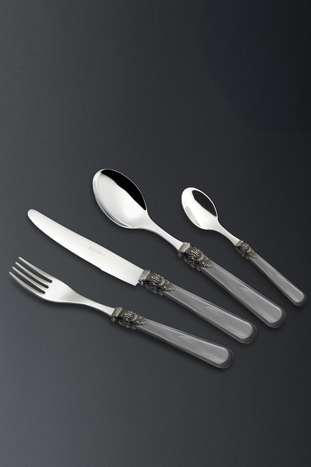 [EME] 나폴레옹 테이블 나이프 1p는 클래식하고 우아한 디자인의 테이블 나이프입니다. 부식 방지 기능과 내구성을 갖춘 프리미엄 스테인리스 스틸 소재로 제작되었으며, 아크릴, 아연 합금이 사용되어 견고함을 더합니다. 섬세한 펄 마감으로 고급스러움을 더하고, 핸드메이드 손잡이가 부드러운 그립감을 선사합니다. 'Pearl Ivory', 'Pearl Grey', 'Pearl Bordeaux', 'Pearl Green', 'Pearl Blue' 등 5가지 다양한 색상 옵션으로 테이블 세팅에 포인트를 줄 수 있습니다. 아시아인 손 크기에 맞춰 설계되어 식사용으로 편안하게 사용할 수 있으며, 스크래치 및 변색 방지 기능으로 오랫동안 깨끗하게 사용할 수 있습니다.
