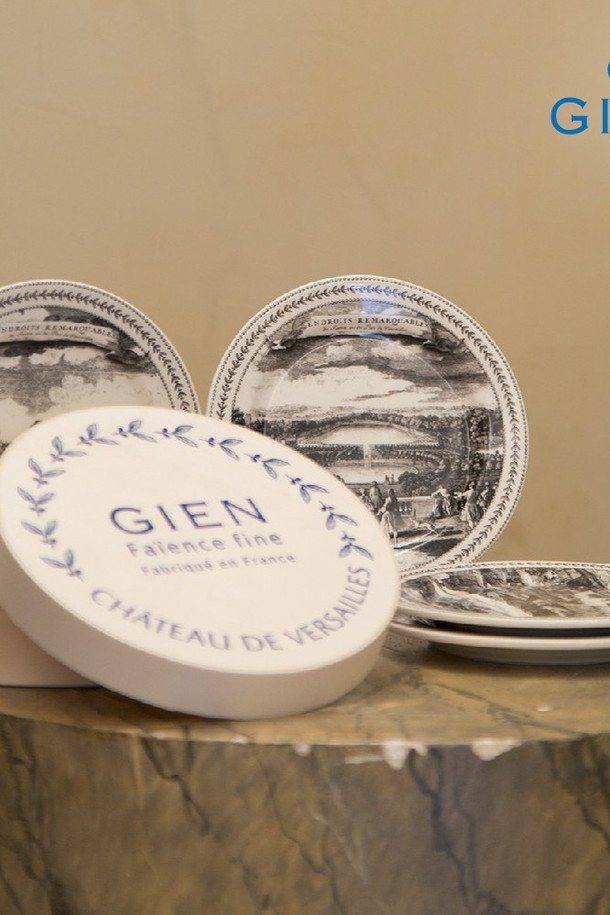 프랑스 지앙 브랜드의 [지앙] 베르사유 쿠키 접시 4p 세트입니다. 도자기 소재에 화이트, 블랙 컬러로 이루어져 있으며, 베르사유 궁전을 모티브로 한 풍경화와 건축물 패턴/무늬가 특징입니다. 클래식하고 앤틱한 스타일의 식기로, 쿠키 등을 담는 용도로 사용하기 좋습니다.
