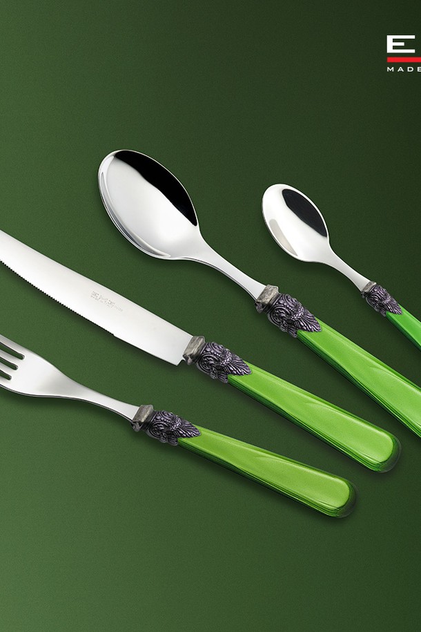 [EME] 나폴레옹 커피 스푼 1p는 우아한 테이블 세팅을 위한 클래식 디자인의 커피 스푼입니다. 아시아인의 손에 적합한 사이즈로 제작되었으며, 은은한 펄감이 돋보이는 Pearl Ivory, Pearl Grey, Pearl Bordeaux, Pearl Green, Pearl Blue 등 다양한 색상으로 제공됩니다. 스테인리스스틸, 아크릴, 아연합금 소재에 부식 방지 및 스크래치 저항 기능이 더해져 내구성을 높였습니다. 월계수 잎 무늬와 월계수 화환 모티브 장식이 더해져 신고전주의 스타일을 완성하며, 부드러운 촉감을 선사합니다. 식사용 또는 테이블 세팅용으로 활용하여 특별한 분위기를 연출해 보세요.
