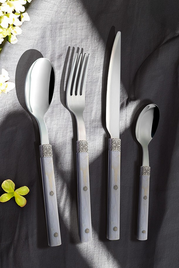 [EME] 보헴 커틀러리 16p 세트는 클래식한 디자인과 마블 무늬가 돋보이는 커틀러리 세트입니다. 마블 아이보리, 마블 그레이, 마블 보르도, 마블 그린, 마블 블루, 마블 블랙의 6가지 색상으로 제공되어, 취향에 맞게 선택할 수 있습니다. 스테인리스스틸, 아크릴, 아연합금 소재로 제작되어 부식, 마모, 스크래치, 녹을 방지하며, 핸드메이드로 섬세하게 제작되었습니다. 테이블스푼, 테이블포크, 테이블나이프, 커피스푼 각 4p로 구성되어 식사용으로 적합하며, 기프트 박스에 담겨 선물용으로도 좋습니다. 단아하고 직선적인 디자인으로 테이블 세팅에 고급스러움을 더합니다.
