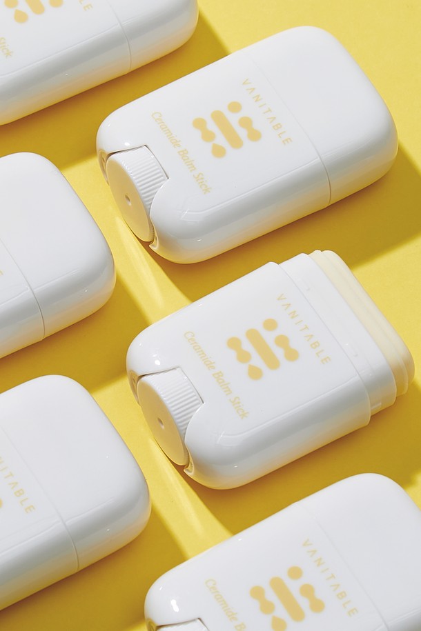 [베니테이블] 세라마이드 밤 스틱 3개입 세트는 8종 세라마이드, 유기농 엑스트라 버진 올리브 오일, 케이프 알로에 추출물, 유기농 시어버터 등 풍부한 보습 성분을 담아 건조하고 민감한 피부를 위한 밤 스틱입니다. 얼굴, 목, 손, 발, 발뒤꿈치, 입술 등 건조함이 느껴지는 부위에 간편하게 사용할 수 있으며, 끈적임 없이 부드럽게 발립니다. 100시간 지속 보습, 미백, 주름 개선 효과를 제공하며, 저자극 테스트를 완료하여 안심하고 사용할 수 있습니다. 은은한 시트러스 허브향이 산뜻함을 더하고, 스틱형 밤 타입으로 휴대하며 언제 어디서든 촉촉하게 피부를 관리할 수 있습니다. 3개입 세트로 구성되어 넉넉하게 사용 가능합니다.
