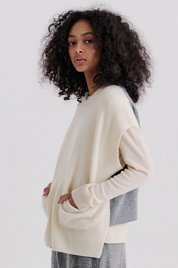 아이보리 컬러의 POCKET ROUND 베스트입니다. 부드러운 니트 소재로 제작되어 봄, 가을에 착용하기 좋습니다. 크롭 기장에 라운드넥 디자인으로 미니멀하고 베이직한 스타일을 연출합니다. 루즈핏으로 편안하게 착용 가능하며, 포켓 디테일이 돋보입니다. 여성 의류로, 일상복으로 활용하기 좋습니다.
