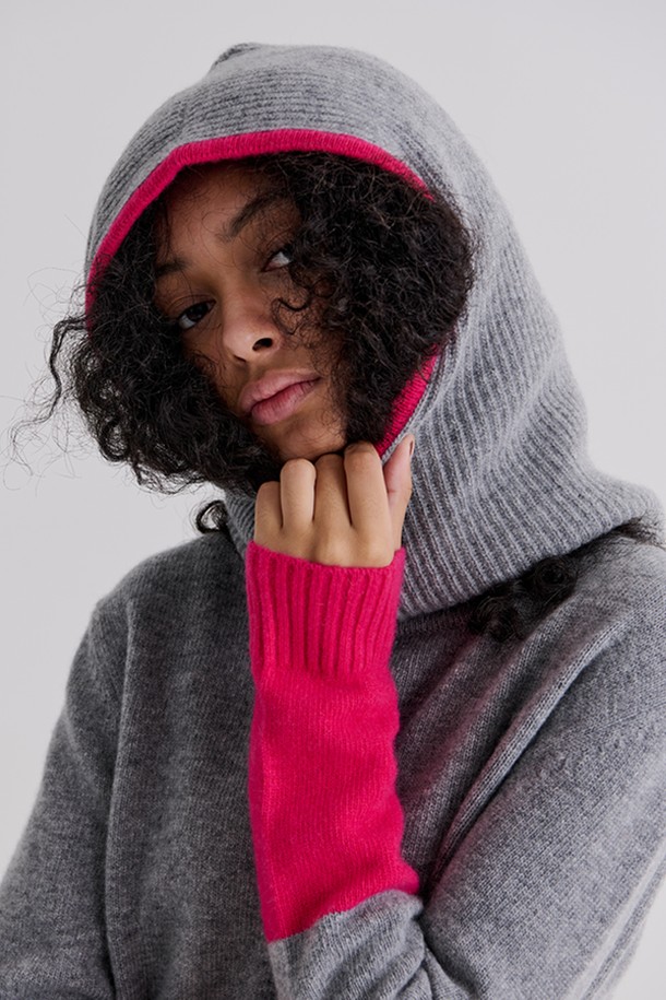 HOOD MUFFLER 5 (GREY)는 부드러운 촉감의 울과 캐시미어 혼방 소재로 제작되어 가을, 겨울철 보온성을 책임지는 무지 디자인의 후드 일체형 머플러입니다. 넉넉한 두께감으로 추운 날씨에도 따뜻하게 착용할 수 있으며, 일상복에 매치하여 편안하고 스타일리시한 연출이 가능합니다. 남녀 공용으로 착용할 수 있는 실용적인 아이템입니다.
