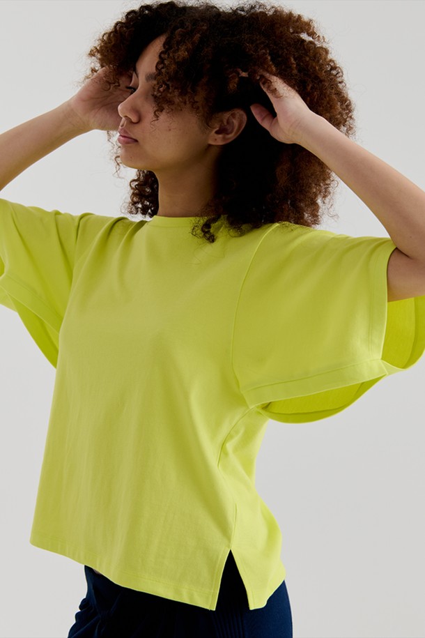 PLUSH'MERE - 반소매 티셔츠 - TWO-HOLE SLEEVE TOP (LIME)