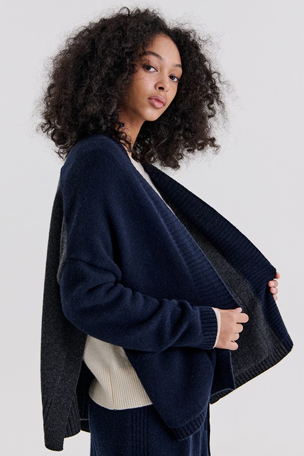 차콜 색상의 "사이드 오픈 카디건 3"는 여성용 상의로, 가을과 겨울에 따뜻하게 입을 수 있는 두꺼운 울 니트 소재의 긴소매 카디건입니다. 베이직하고 미니멀한 스타일로, 오픈형 네크라인과 루즈핏 디자인이 특징입니다. 출근룩과 모임룩에 모두 잘 어울리는 활용도 높은 아이템이며, 미니멀, 클래식, 캐주얼 스타일을 연출하기 좋습니다. 특히 사이드 오픈 디테일이 돋보이는 디자인으로, 부드러운 촉감을 선사합니다.
