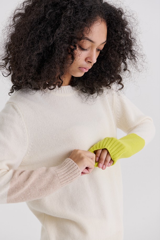 아이보리 컬러의 RIB COLOR PULLOVER 2는 울과 캐시미어 혼방 소재로 제작되어 부드러운 촉감과 뛰어난 보온성을 자랑합니다. 라운드넥과 레귤러핏 디자인으로 편안하게 착용 가능하며, 허리 부분의 트임 디테일과 소매 배색 디자인이 은은한 포인트를 더합니다. 가을, 겨울 시즌 데일리룩을 위한 베이직 아이템으로, 70가지 컬러 배색 팬츠 및 스커트와 크로스 코디하여 다채로운 스타일링을 연출할 수 있습니다.
