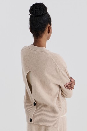 BACK BUTTON CARDIGAN (BEIGE)