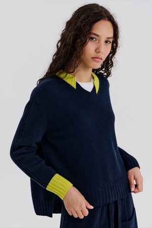 TWO COLOR V NECK PULLOVER (NAVY)