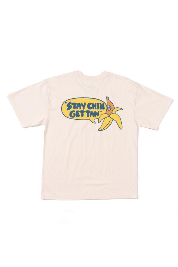 STAY CHILL, GET TAN TEE (EGG SHELL)은 남녀 모두 착용 가능한 에그쉘 컬러의 반팔 티셔츠입니다. 면 소재로 제작되었으며, 캐주얼한 무드를 연출하기에 용이하며, 라운드넥 디자인과 오버핏/레귤러핏으로 편안하게 착용할 수 있습니다. 고무 프린트 기법으로 표현된 캐릭터와 어깨 체인 스티치, 소매/밑단 이중 스티치 디테일이 돋보이며, 세탁 후에도 선명한 색상을 유지합니다.
