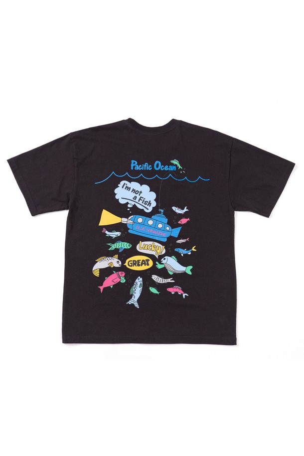 Underwater Odyssey 테마 컬렉션의 I'M NOT A FISH 티셔츠는 Beatles Yellow Submarine에서 영감을 받은 다크 차콜 색상의 남녀 공용 제품입니다. 러버 프린트와 어깨 체인 스티치가 특징이며, 소매단과 밑단은 트리플 스티치로 마감되었습니다. 면 소재의 이 반소매 티셔츠는 캐주얼 스타일 연출에 용이하며, 봄, 여름 시즌에 적합한 레귤러/오버핏 라운드넥 디자인입니다.
