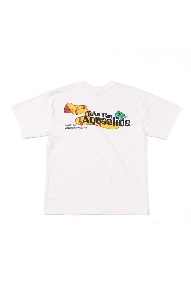 TAKE THE AQUASLIDE TEE (OFF WHITE)는 남녀 모두에게 어울리는 오프화이트 색상의 반소매 티셔츠입니다. 면 소재로 제작되었으며, 릴랙스핏에 라운드넥 디자인, 캐주얼한 프린트 패턴이 특징입니다. 더블 스티치 처리된 소매단과 밑단, 체인 스티치 처리된 어깨 부위, 고품질 러버 프린트 공법을 사용하여 내구성을 높였습니다.
