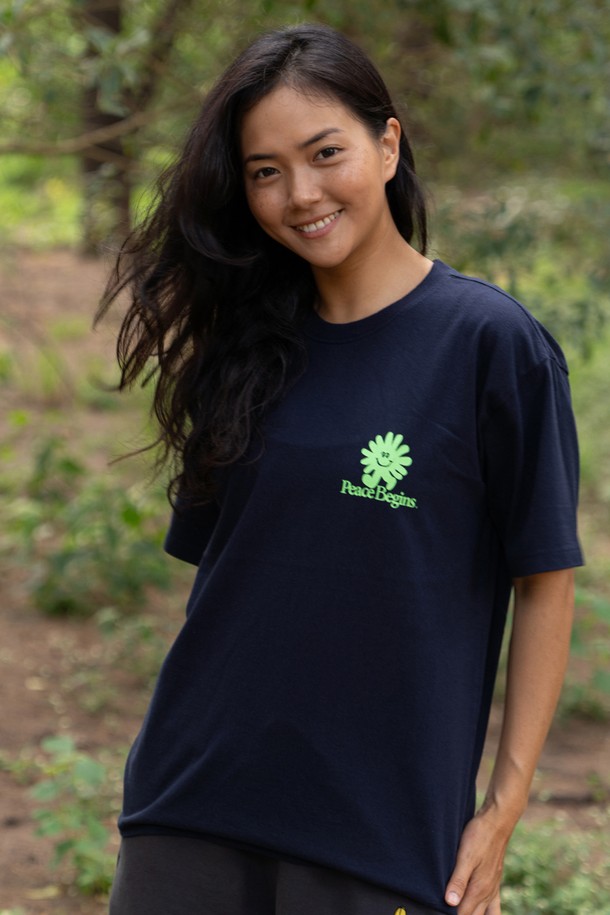 플라워, 로고, 프린트 패턴이 돋보이는 네이비 블루 컬러의 FLOWER RUN PEACE RUN 티셔츠입니다. 러닝 및 일상생활에 적합하며, 봄/여름 시즌에 스포티하고 캐주얼한 스타일을 연출할 수 있습니다. 라바나염 프린트, 어깨 체인 스티치, 소매/하단 더블 스티치 등 디테일을 더했으며, 뒤틀림이 적은 면 원사를 사용하여 제작된 남녀 공용 레귤러핏/오버핏 반소매 라운드넥 티셔츠입니다.
