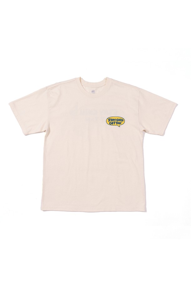 STAY CHILL, GET TAN TEE (EGG SHELL)은 남녀 모두 착용 가능한 에그쉘 컬러의 반팔 티셔츠입니다. 면 소재로 제작되었으며, 캐주얼한 무드를 연출하기에 용이하며, 라운드넥 디자인과 오버핏/레귤러핏으로 편안하게 착용할 수 있습니다. 고무 프린트 기법으로 표현된 캐릭터와 어깨 체인 스티치, 소매/밑단 이중 스티치 디테일이 돋보이며, 세탁 후에도 선명한 색상을 유지합니다.
