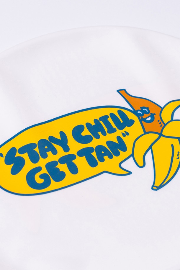 STAY CHILL, GET TAN 시리즈의 화이트 색상 수영모자입니다. 실리콘 소재로 부드러운 촉감을 제공하며, 캐릭터 프린트 디자인이 돋보입니다. 방수 기능과 미끄럼 방지 내부 처리, 사이즈 조절 기능까지 갖춘 공용 수영모자입니다.
