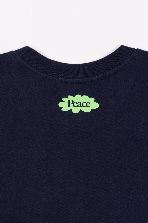 플라워, 로고, 프린트 패턴이 돋보이는 네이비 블루 컬러의 FLOWER RUN PEACE RUN 티셔츠입니다. 러닝 및 일상생활에 적합하며, 봄/여름 시즌에 스포티하고 캐주얼한 스타일을 연출할 수 있습니다. 라바나염 프린트, 어깨 체인 스티치, 소매/하단 더블 스티치 등 디테일을 더했으며, 뒤틀림이 적은 면 원사를 사용하여 제작된 남녀 공용 레귤러핏/오버핏 반소매 라운드넥 티셔츠입니다.
