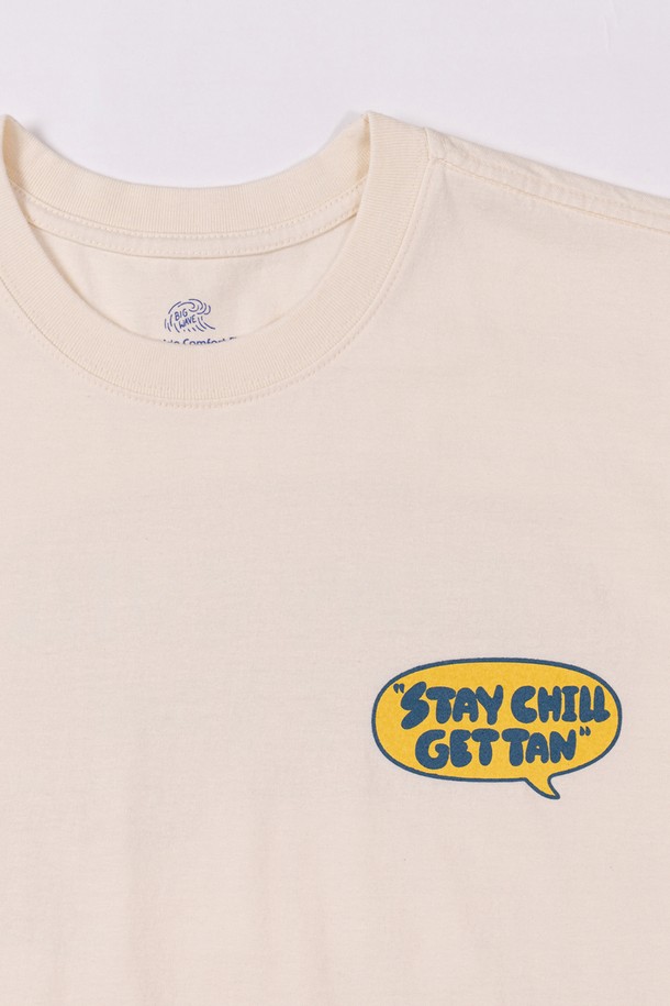 STAY CHILL, GET TAN TEE (EGG SHELL)은 남녀 모두 착용 가능한 에그쉘 컬러의 반팔 티셔츠입니다. 면 소재로 제작되었으며, 캐주얼한 무드를 연출하기에 용이하며, 라운드넥 디자인과 오버핏/레귤러핏으로 편안하게 착용할 수 있습니다. 고무 프린트 기법으로 표현된 캐릭터와 어깨 체인 스티치, 소매/밑단 이중 스티치 디테일이 돋보이며, 세탁 후에도 선명한 색상을 유지합니다.
