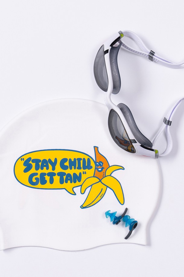 STAY CHILL, GET TAN 시리즈의 화이트 색상 수영모자입니다. 실리콘 소재로 부드러운 촉감을 제공하며, 캐릭터 프린트 디자인이 돋보입니다. 방수 기능과 미끄럼 방지 내부 처리, 사이즈 조절 기능까지 갖춘 공용 수영모자입니다.