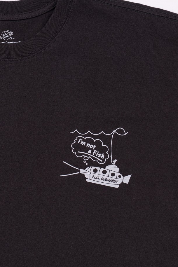 Underwater Odyssey 테마 컬렉션의 I'M NOT A FISH 티셔츠는 Beatles Yellow Submarine에서 영감을 받은 다크 차콜 색상의 남녀 공용 제품입니다. 러버 프린트와 어깨 체인 스티치가 특징이며, 소매단과 밑단은 트리플 스티치로 마감되었습니다. 면 소재의 이 반소매 티셔츠는 캐주얼 스타일 연출에 용이하며, 봄, 여름 시즌에 적합한 레귤러/오버핏 라운드넥 디자인입니다.
