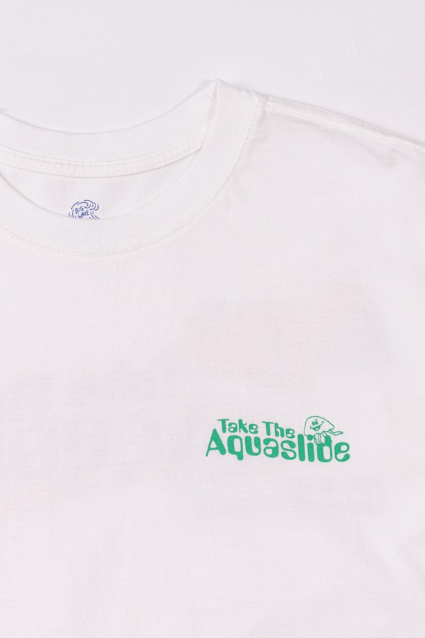 TAKE THE AQUASLIDE TEE (OFF WHITE)는 남녀 모두에게 어울리는 오프화이트 색상의 반소매 티셔츠입니다. 면 소재로 제작되었으며, 릴랙스핏에 라운드넥 디자인, 캐주얼한 프린트 패턴이 특징입니다. 더블 스티치 처리된 소매단과 밑단, 체인 스티치 처리된 어깨 부위, 고품질 러버 프린트 공법을 사용하여 내구성을 높였습니다.
