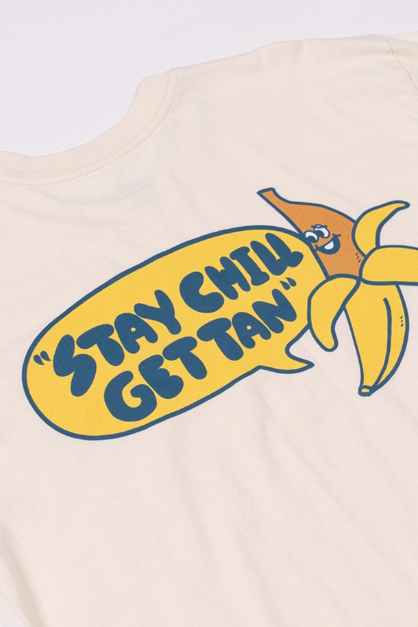 STAY CHILL, GET TAN TEE (EGG SHELL)은 남녀 모두 착용 가능한 에그쉘 컬러의 반팔 티셔츠입니다. 면 소재로 제작되었으며, 캐주얼한 무드를 연출하기에 용이하며, 라운드넥 디자인과 오버핏/레귤러핏으로 편안하게 착용할 수 있습니다. 고무 프린트 기법으로 표현된 캐릭터와 어깨 체인 스티치, 소매/밑단 이중 스티치 디테일이 돋보이며, 세탁 후에도 선명한 색상을 유지합니다.
