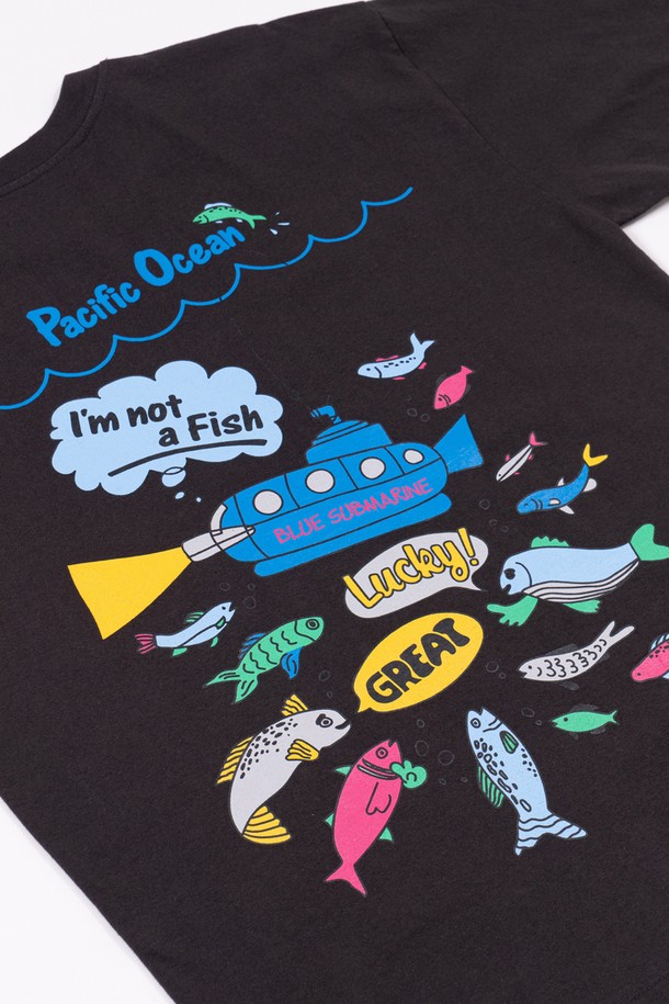 Underwater Odyssey 테마 컬렉션의 I'M NOT A FISH 티셔츠는 Beatles Yellow Submarine에서 영감을 받은 다크 차콜 색상의 남녀 공용 제품입니다. 러버 프린트와 어깨 체인 스티치가 특징이며, 소매단과 밑단은 트리플 스티치로 마감되었습니다. 면 소재의 이 반소매 티셔츠는 캐주얼 스타일 연출에 용이하며, 봄, 여름 시즌에 적합한 레귤러/오버핏 라운드넥 디자인입니다.
