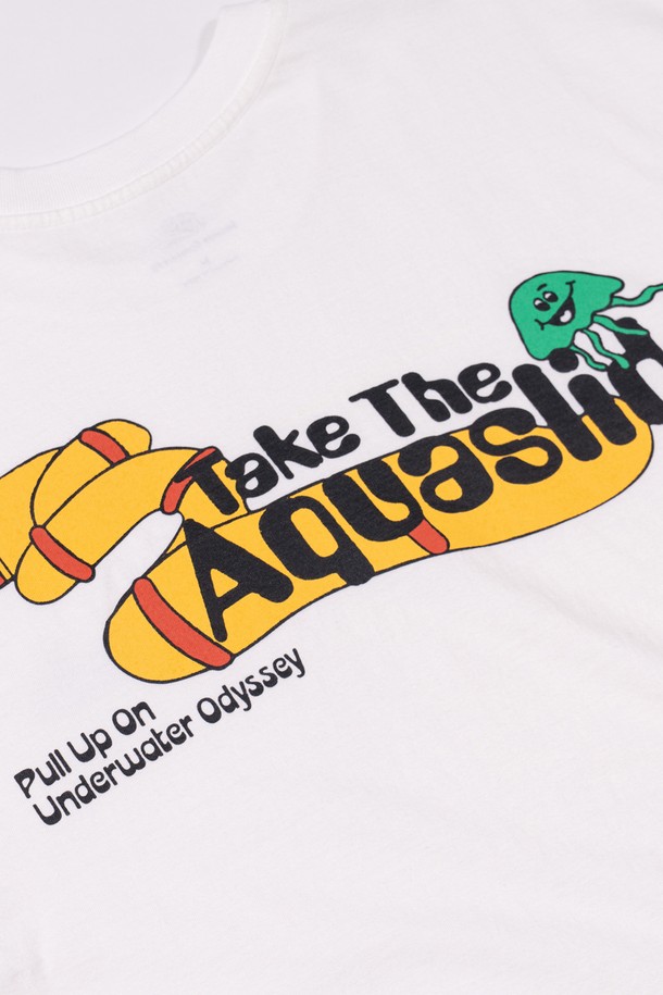 TAKE THE AQUASLIDE TEE (OFF WHITE)는 남녀 모두에게 어울리는 오프화이트 색상의 반소매 티셔츠입니다. 면 소재로 제작되었으며, 릴랙스핏에 라운드넥 디자인, 캐주얼한 프린트 패턴이 특징입니다. 더블 스티치 처리된 소매단과 밑단, 체인 스티치 처리된 어깨 부위, 고품질 러버 프린트 공법을 사용하여 내구성을 높였습니다.
