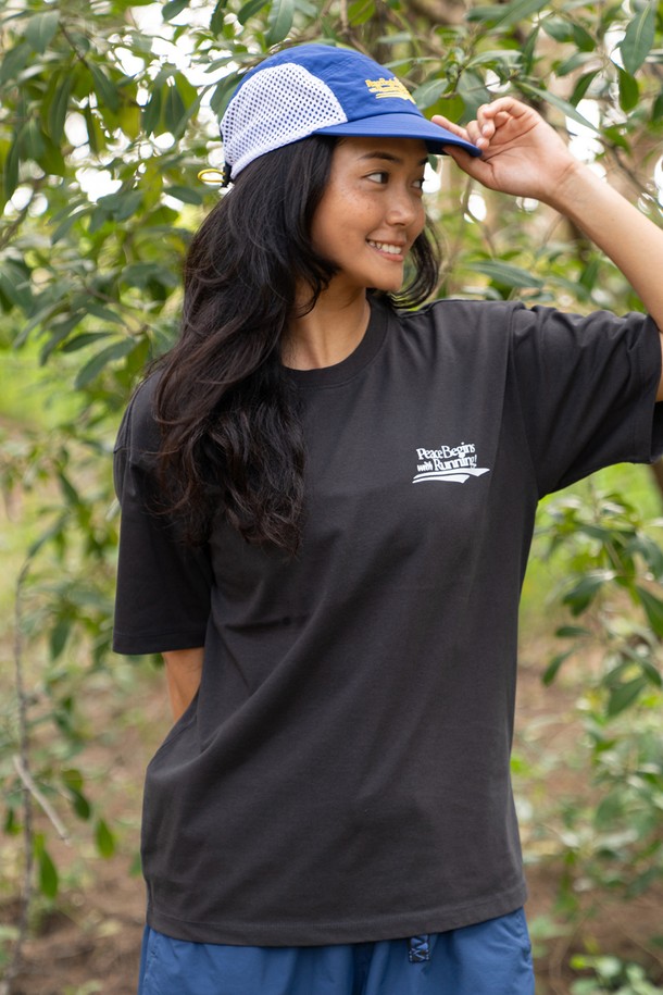 BIG WAVE - 반팔티셔츠 - PEACE BEGINS WITH RUNNING ATHLEISURE TEE (JET BLACK)