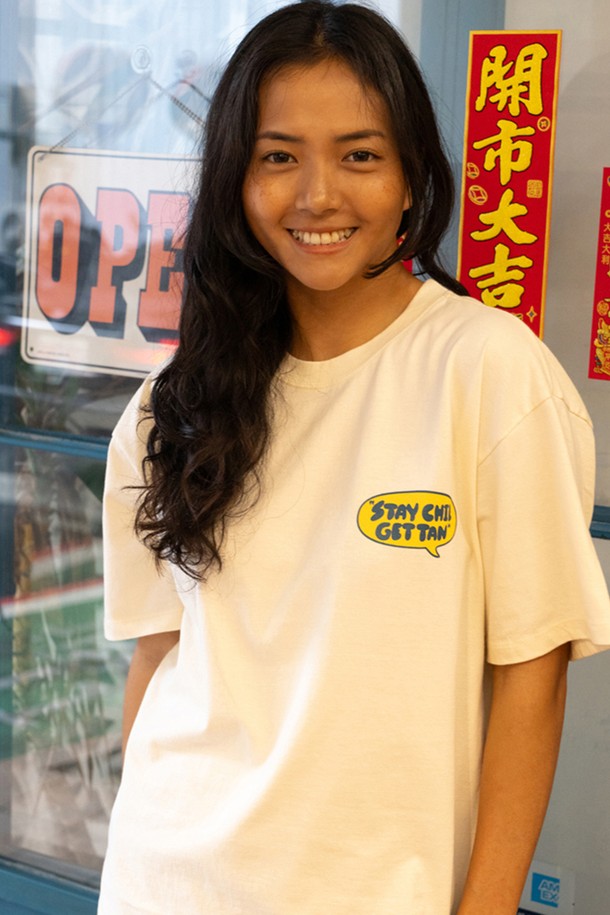 STAY CHILL, GET TAN TEE (EGG SHELL)은 남녀 모두 착용 가능한 에그쉘 컬러의 반팔 티셔츠입니다. 면 소재로 제작되었으며, 캐주얼한 무드를 연출하기에 용이하며, 라운드넥 디자인과 오버핏/레귤러핏으로 편안하게 착용할 수 있습니다. 고무 프린트 기법으로 표현된 캐릭터와 어깨 체인 스티치, 소매/밑단 이중 스티치 디테일이 돋보이며, 세탁 후에도 선명한 색상을 유지합니다.
