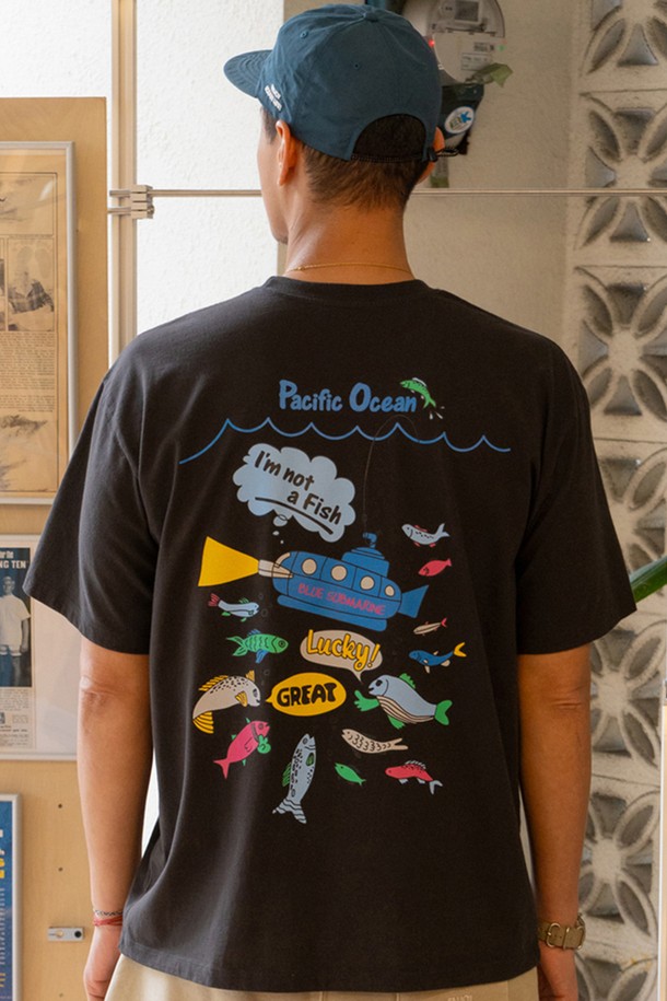 Underwater Odyssey 테마 컬렉션의 I'M NOT A FISH 티셔츠는 Beatles Yellow Submarine에서 영감을 받은 다크 차콜 색상의 남녀 공용 제품입니다. 러버 프린트와 어깨 체인 스티치가 특징이며, 소매단과 밑단은 트리플 스티치로 마감되었습니다. 면 소재의 이 반소매 티셔츠는 캐주얼 스타일 연출에 용이하며, 봄, 여름 시즌에 적합한 레귤러/오버핏 라운드넥 디자인입니다.
