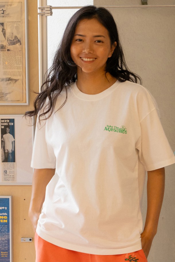 TAKE THE AQUASLIDE TEE (OFF WHITE)는 남녀 모두에게 어울리는 오프화이트 색상의 반소매 티셔츠입니다. 면 소재로 제작되었으며, 릴랙스핏에 라운드넥 디자인, 캐주얼한 프린트 패턴이 특징입니다. 더블 스티치 처리된 소매단과 밑단, 체인 스티치 처리된 어깨 부위, 고품질 러버 프린트 공법을 사용하여 내구성을 높였습니다.
