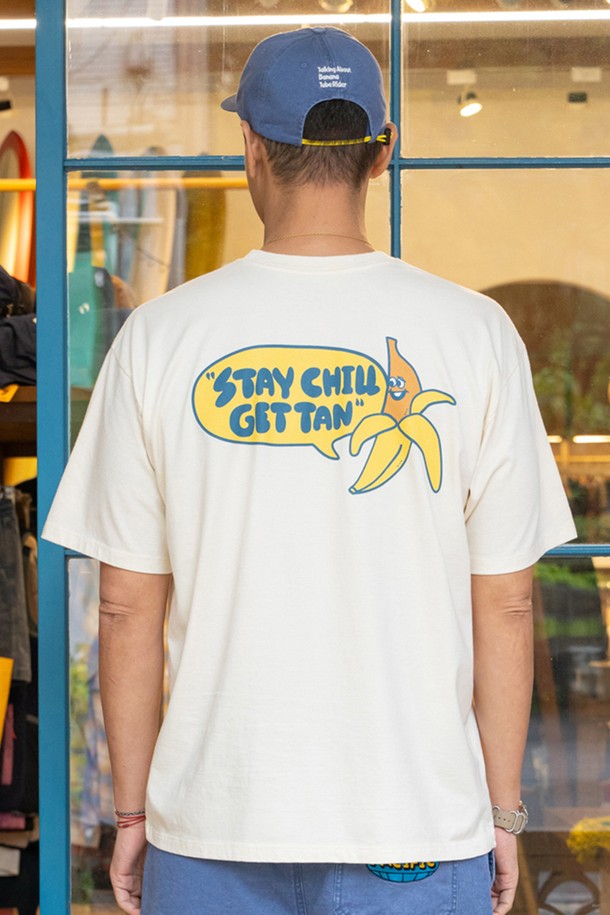 STAY CHILL, GET TAN TEE (EGG SHELL)은 남녀 모두 착용 가능한 에그쉘 컬러의 반팔 티셔츠입니다. 면 소재로 제작되었으며, 캐주얼한 무드를 연출하기에 용이하며, 라운드넥 디자인과 오버핏/레귤러핏으로 편안하게 착용할 수 있습니다. 고무 프린트 기법으로 표현된 캐릭터와 어깨 체인 스티치, 소매/밑단 이중 스티치 디테일이 돋보이며, 세탁 후에도 선명한 색상을 유지합니다.

