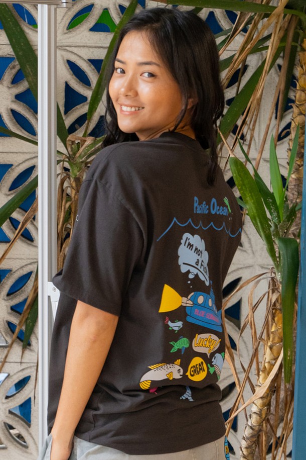 Underwater Odyssey 테마 컬렉션의 I'M NOT A FISH 티셔츠는 Beatles Yellow Submarine에서 영감을 받은 다크 차콜 색상의 남녀 공용 제품입니다. 러버 프린트와 어깨 체인 스티치가 특징이며, 소매단과 밑단은 트리플 스티치로 마감되었습니다. 면 소재의 이 반소매 티셔츠는 캐주얼 스타일 연출에 용이하며, 봄, 여름 시즌에 적합한 레귤러/오버핏 라운드넥 디자인입니다.
