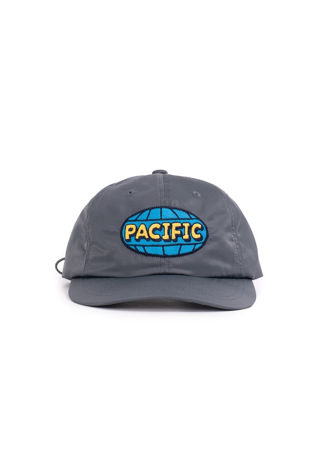 PACIFIC NYLON WIDE CAP은 해저 테마 캐릭터 디자인과 PACIFIC WITH TURTLE 그래픽 자수가 돋보이는 볼캡입니다. 나일론 소재로 제작되었으며 와이드 챙과 깊이, 스트랩 조절 기능으로 편안한 착용감을 제공하며, 일상에서 봄, 여름, 가을에 활용하기 좋습니다. 매트한 촉감과 5% 커브 챙이 특징이며, 그레이 색상으로 다양한 스타일에 잘 어울립니다.
