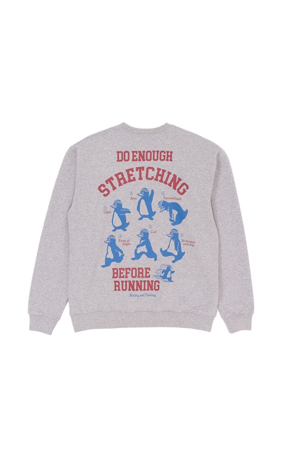 **스트레칭 펭귄 스웻셔츠 (스포츠 그레이)**는 러닝룩과 겨울 데일리룩에 모두 잘 어울리는 스포티하고 캐주얼한 스타일의 상의입니다. 면과 폴리에스테르 혼방의 두꺼운 소재로 제작되어 부드러운 촉감을 제공하며, 흡습 및 속건 기능으로 쾌적함을 유지합니다. 긴 소매와 레귤러 핏, 라운드넥 디자인으로 편안한 착용감을 선사하며, 귀여운 펭귄 캐릭터와 발포 및 라바 나염 프린팅이 특징입니다. 이 제품은 여성 및 남성 모두 착용 가능하며, THREE-NEEDLE STITCH 봉제로 튼튼하게 제작되었습니다.
