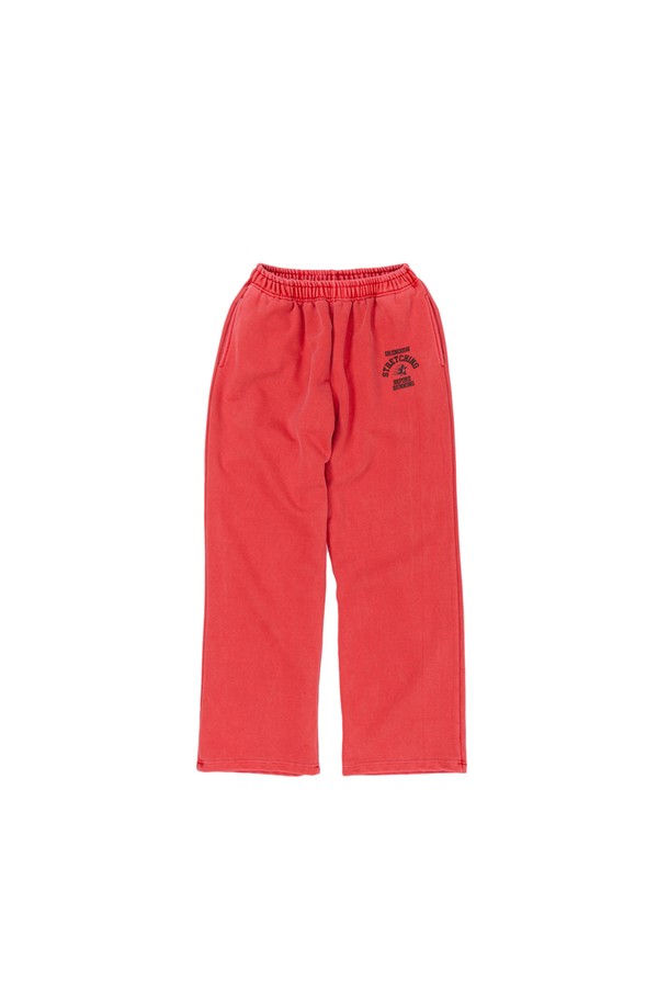 레드 컬러의 스트레칭 펭귄 우먼 스웻팬츠는 면과 폴리에스테르 혼방 소재로 제작되어 부드러운 촉감을 선사하며, 흡습 및 속건 기능으로 쾌적한 착용감을 제공합니다. 밴딩 처리된 허리와 THREE-NEEDLE STITCH 공법, 러버/퍼프 프린트, 피그먼트 워싱 등의 디테일이 돋보이는 스포티 & 캐주얼 스타일로, 운동, 일상, 집콕 등 다양한 TPO에 활용하기 좋습니다. 편안함과 스타일을 모두 갖춘 이 팬츠는 사계절 내내 활용 가능한 실용적인 아이템입니다.
