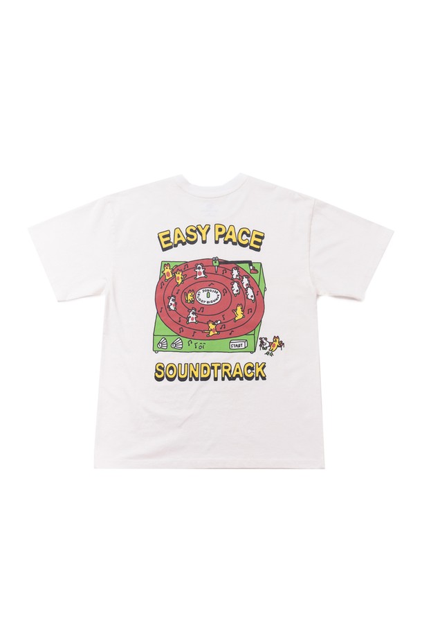 이지 페이스 티셔츠 (오프 화이트)는 남녀 모두 착용 가능한 캐주얼하고 스포티한 스타일의 티셔츠입니다. 러닝, 피트니스, 일상복으로 활용하기 좋으며, 가을, 겨울에 적합합니다. CRUDDY 디자인 스튜디오와의 콜라보레이션을 통해 완성된 'RUN FUN GYM' 테마 그래픽이 돋보입니다. 러버 프린팅 기법과 THREE-NEEDLE STITCH 공법을 사용하여 내구성을 높였으며, 프린팅 라벨로 깔끔하게 마감했습니다. 오버핏 또는 레귤러핏으로 편안하게 착용 가능하며, 라운드넥 반소매 디자인입니다.
