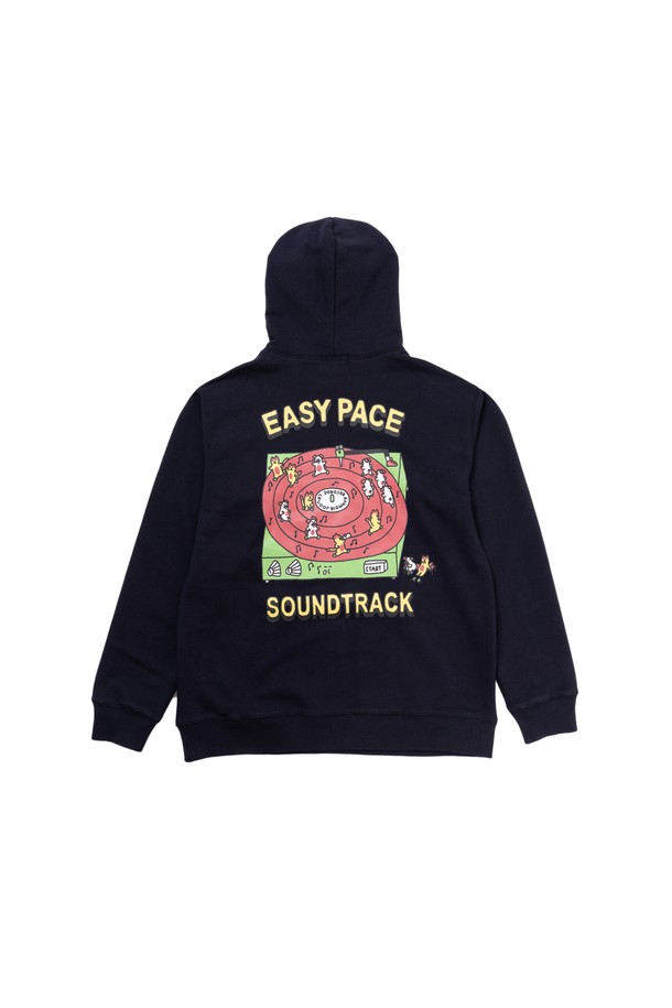 이지 페이스 후드티 (다크네이비)는 남녀 모두 착용 가능한 캐주얼, 스포티, 스트리트 스타일의 후드티입니다. 봄, 가을, 겨울에 활용하기 좋으며, 일상 및 운동 시 편안하게 착용할 수 있습니다. 면과 폴리에스테르 혼방 소재로 제작되어 부드러운 촉감과 흡습, 속건 기능을 제공합니다. 강아지와 고양이 사운드트럭 그래픽이 돋보이는 유니크한 디자인으로, CRUDDY 디자인 스튜디오와의 콜라보레이션을 통해 완성되었습니다. 오버핏 또는 레귤러핏으로 연출 가능하며, THREE-NEEDLE STITCH 공법과 RUBBER PRINT 기법을 사용하여 내구성을 높였습니다.
