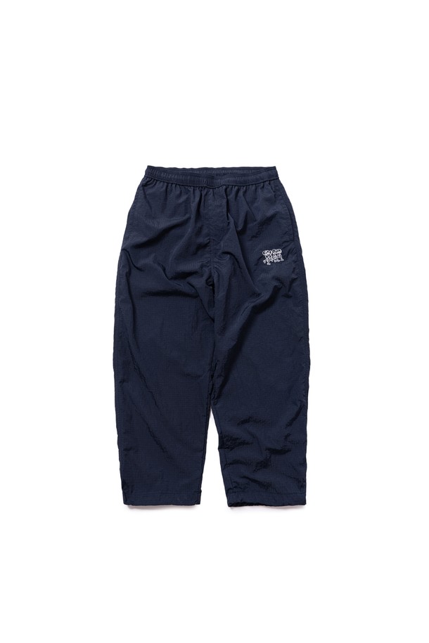 클라우드 러너 팬츠 (네이비)는 러닝과 피트니스 활동에 적합한 여성 및 남성용 긴바지입니다. 스포티한 스타일의 이 바지는 사계절 내내 착용 가능하며, 얇은 두께감과 오버핏 또는 레귤러핏으로 편안한 착용감을 제공합니다. 내구성이 강화된 더블 립스탑 원단과 자수 디테일이 특징이며, 세탁 후에도 형태가 유지됩니다. 밴딩 처리로 활동성을 높였으며, 미니멀한 디자인과 스퀘어 패턴이 돋보입니다.
